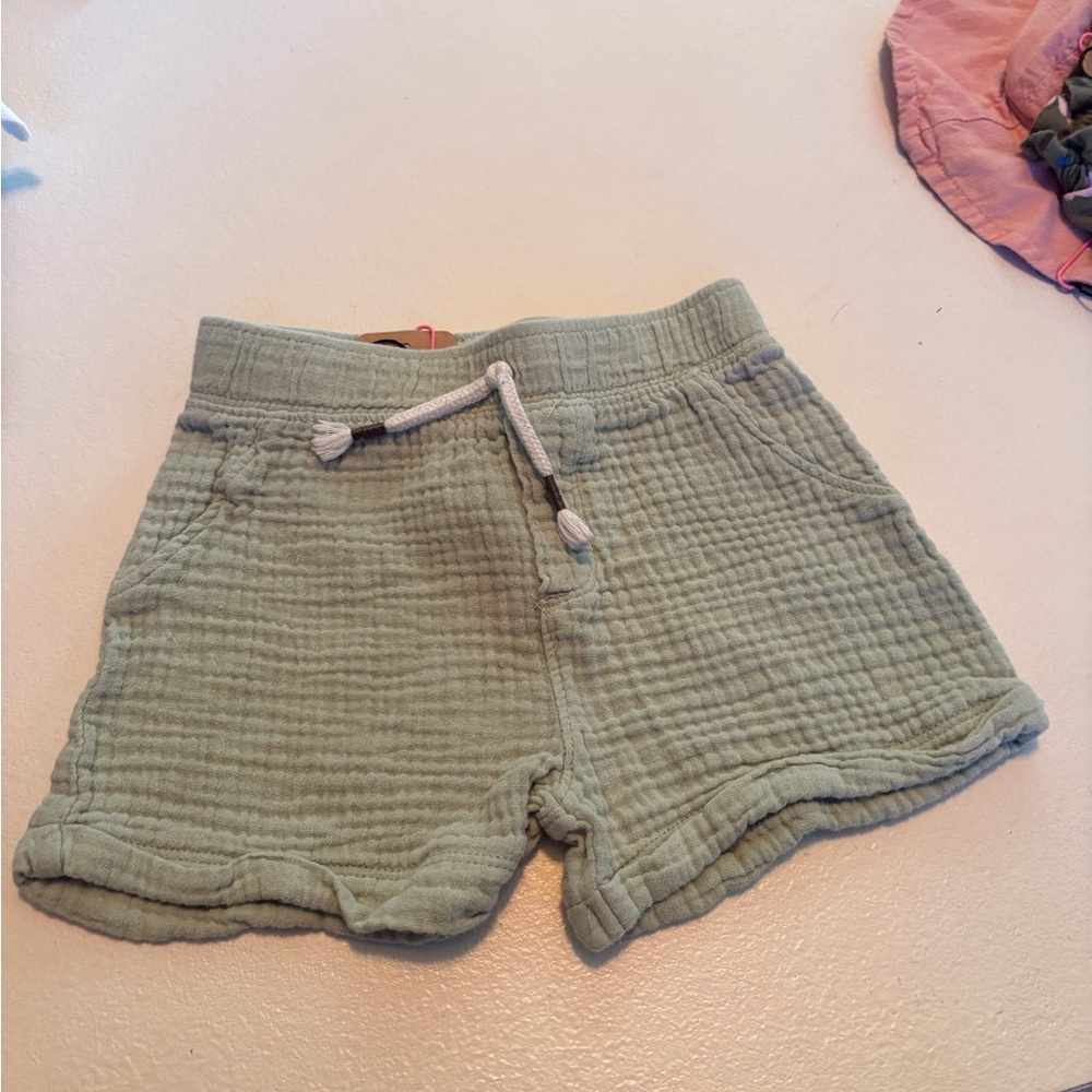 Green Casual Mid-Thigh Shorts with Textured Design